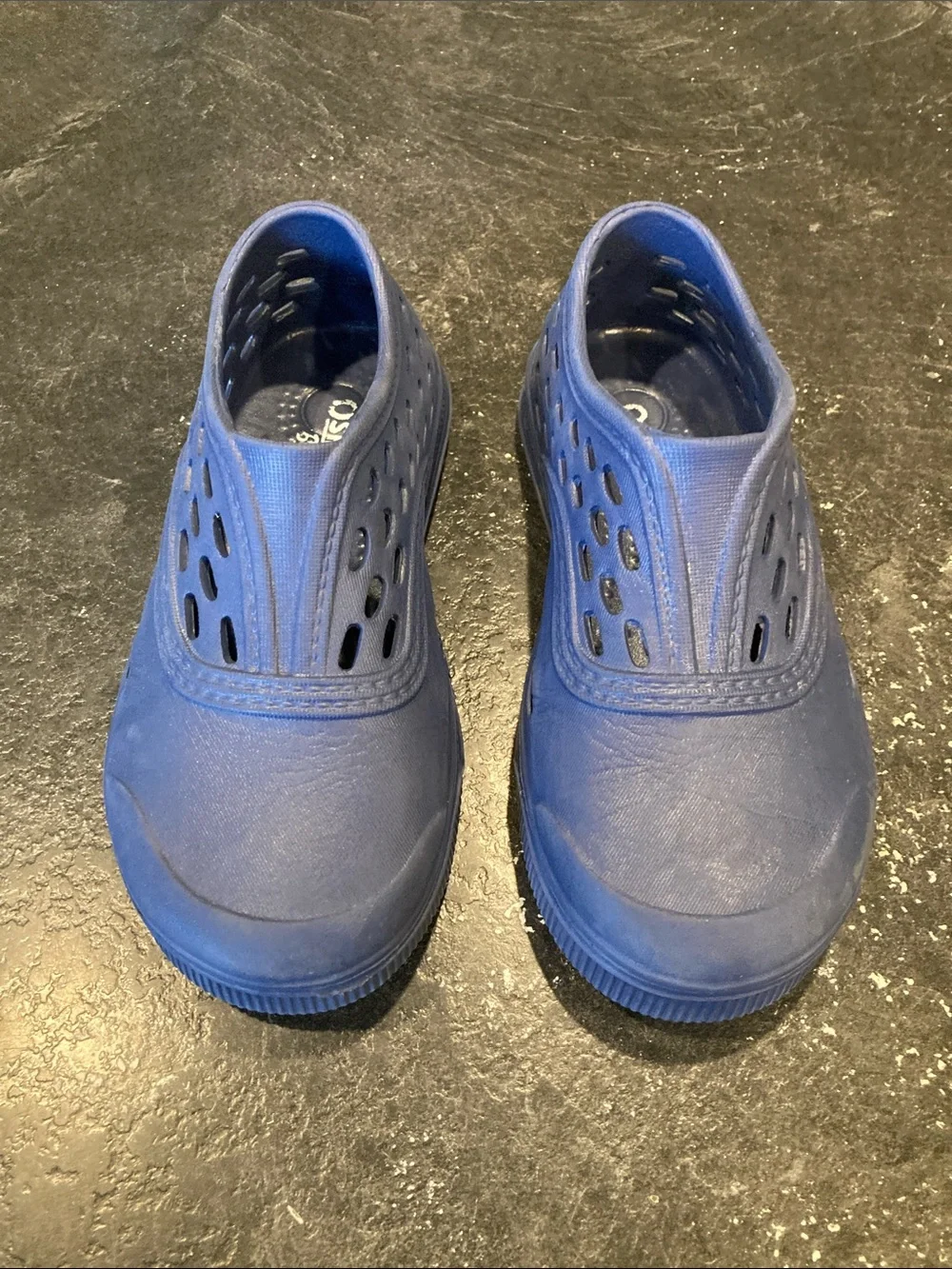 Boys OshKosh blue closed toe sandals water shoes size 10